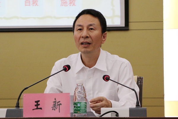 副院长王新主持报告会.jpg